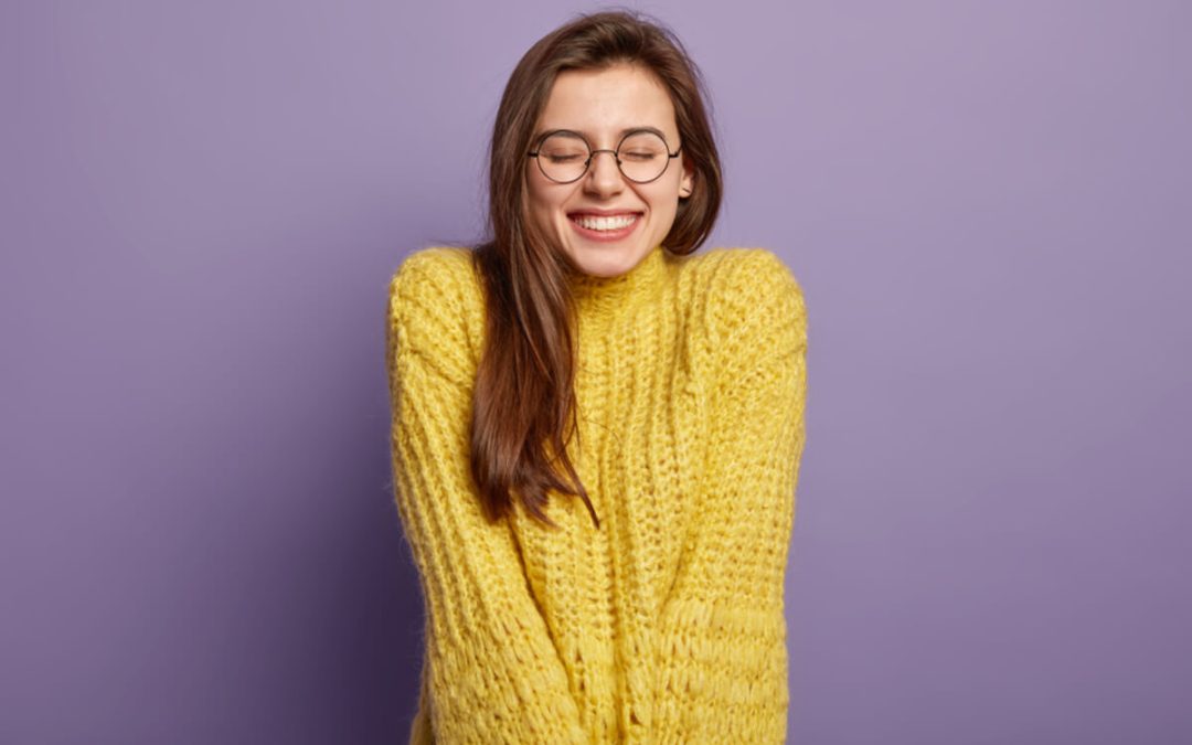 My Front Tooth Is Loose – What Can I Do? Here’s What Might Be Causing It and How to Save Your Smile